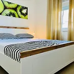 Kiwi, * Rogoznica (Sibenik-Knin)
