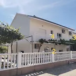 Apartment Kiwi, *