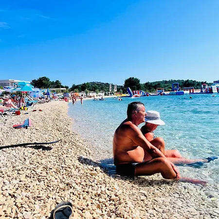 Kiwi, * Rogoznica (Sibenik-Knin)